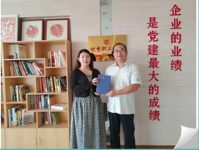 華鼎偉業(yè)開展贈(zèng)書活動(dòng)為優(yōu)秀讀書職工贈(zèng)書